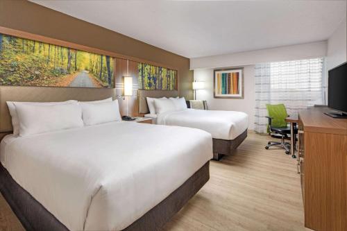 Postel nebo postele na pokoji v ubytování Wyndham Garden Marietta Atlanta North