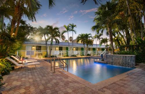 Swimming pool sa o malapit sa Almond Tree Inn - Adults Only