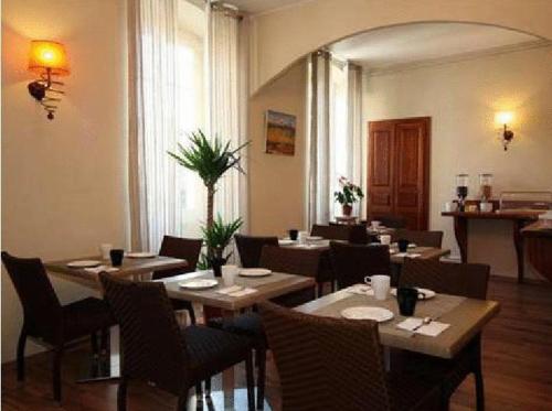 En restaurant eller et andet spisested på Hôtel Duc De Padoue