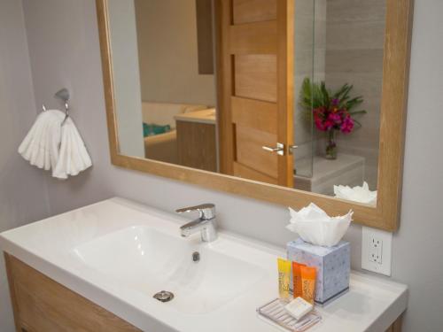  Siboney Beach Club -  Room  picture :   Tea/Coffee maker    Shower    Safety deposit box                           