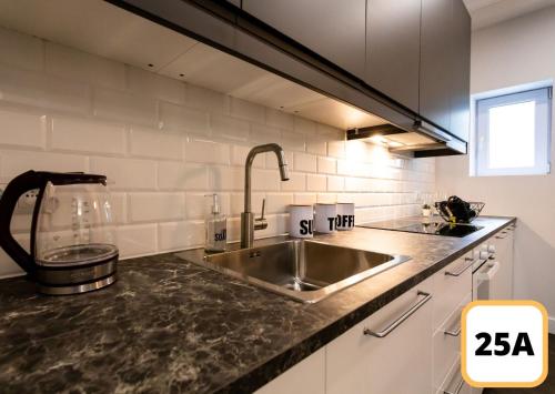 华沙Sienna 41 Boutique Warsaw Apartments的厨房配有水槽和台面