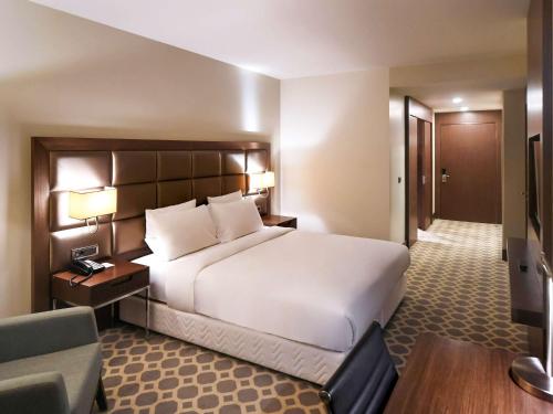 Postel nebo postele na pokoji v ubytování Mercure Istanbul West Hotel & Convention Center