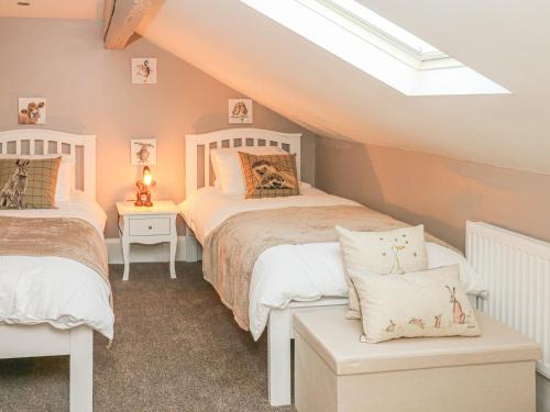 Säng eller sängar i ett rum på Happy Feet Cottage