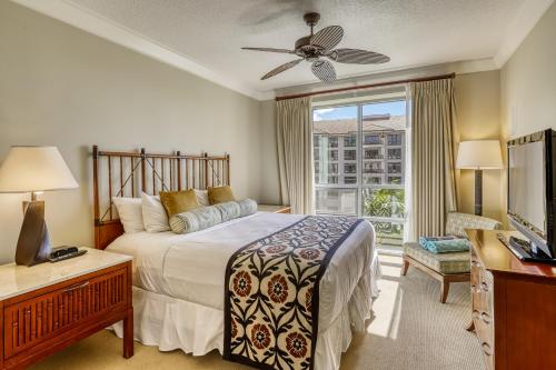 Un pat sau paturi într-o cameră la Honua Kai