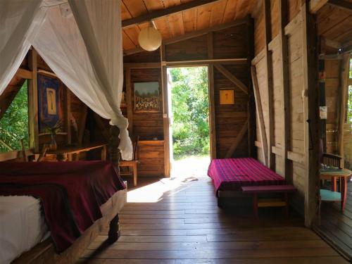 1 dormitorio con 1 cama en una casa de madera en Esprit Caraibe, en Saint-François