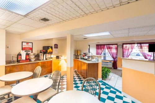 Køkken eller tekøkken på Econo Lodge Laurel