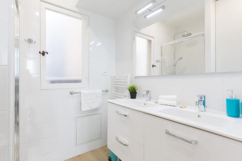 une salle de bain blanche avec un lavabo et une douche dans l'établissement L'Albion YourHostHelper, à Cannes