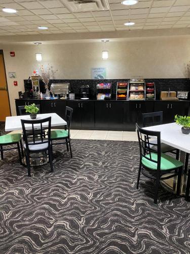 Ein Restaurant oder anderes Speiselokal in der Unterkunft Wingate by Wyndham Little Rock 
