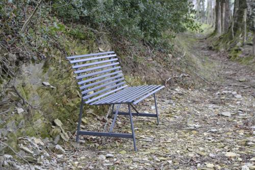 a wooden bench sitting on a dirt trail at CASA RURAL Arriaran in Leitza