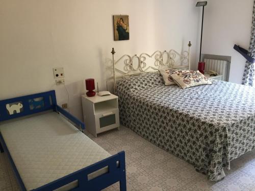 1 dormitorio con 1 cama y mesita de noche pequeña con 1 cama sidx sidx sidx sidx en Elegante Villa al centro di Ischia Porto en Ischia