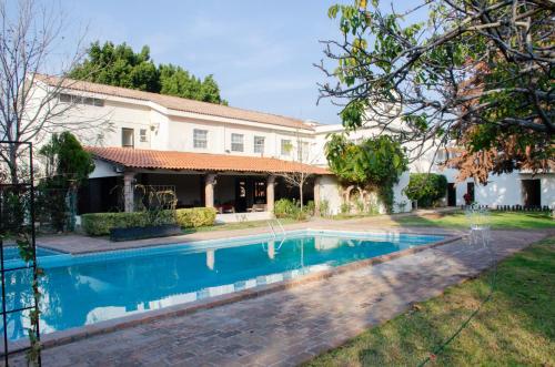 una casa con piscina en el patio en Hotel O Puente, en San Juan del Río
