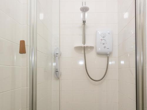 y baño con ducha con cabezal de ducha. en Tiore, en Kelso