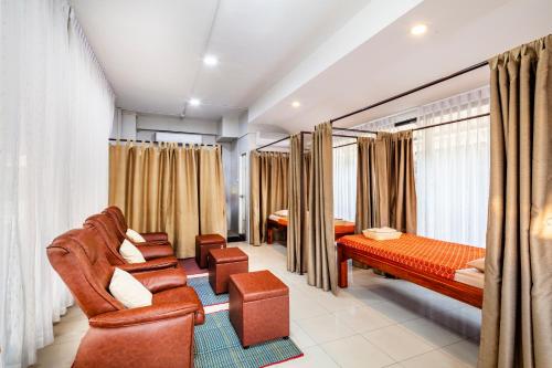 Area tempat duduk di Livotel Hotel Hua Mak Bangkok