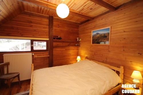 Tempat tidur dalam kamar di chalet le balcon du Sancy - location du samedi au samedi - linge de lits fournis - option ménage fin de séjour non proposée