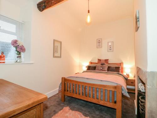 Säng eller sängar i ett rum på Milford Cottage