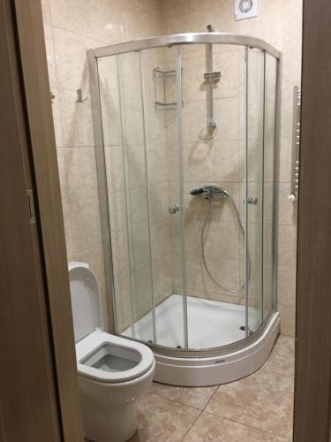 y baño con ducha y aseo. en Kvariati apartamenrs, en Kvariati