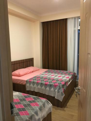 1 dormitorio con 2 camas y puerta abierta en Kvariati apartamenrs en Kvariati