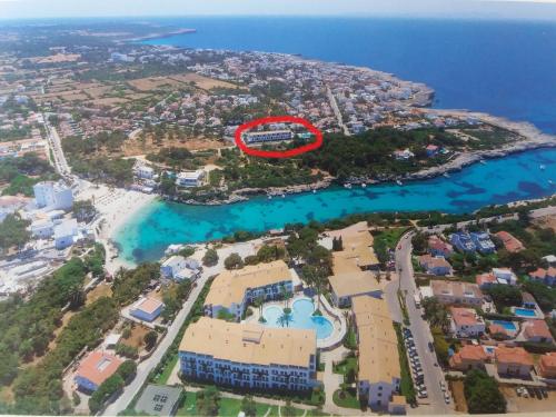 an aerial view of a resort with a red circle at PRECIOSO DUPLEX EN CALA SANTANDRIA CON PISCINA Y WIFI in Son Carrio