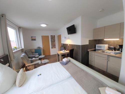 een hotelkamer met een bed en een keuken met een wastafel bij Appartment Vermietung Lütje in Büsum