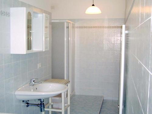 y baño con lavabo y ducha. en Grottammare mon amour Pineta, en Grottammare
