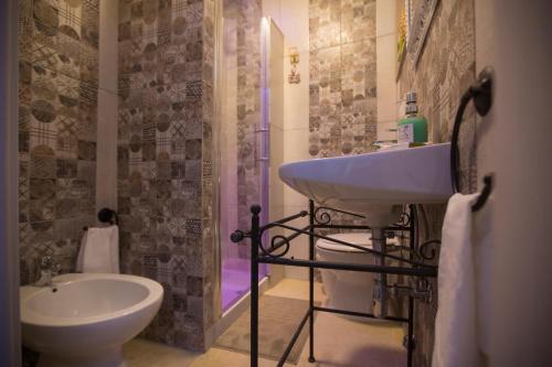 a bathroom with a sink and a toilet at LE DIMORE DI TALOS B&B in Ruvo di Puglia