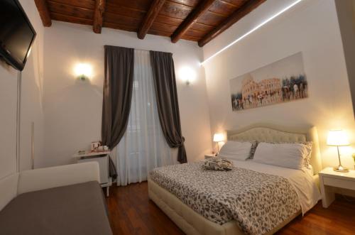 Un dormitorio con una cama grande y una ventana en Notti A Roma, en Roma