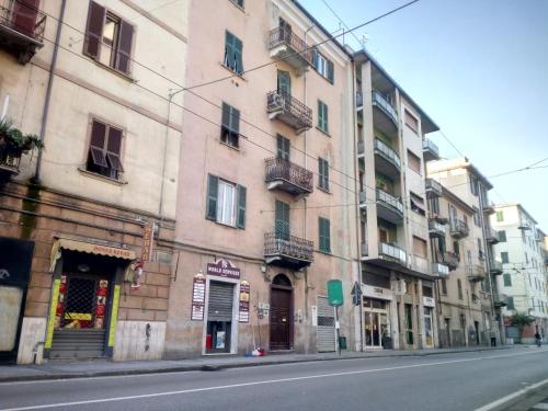 ラ・スペツィアにあるAffittacamere Raggio di Soleの大きな建物の空き通り