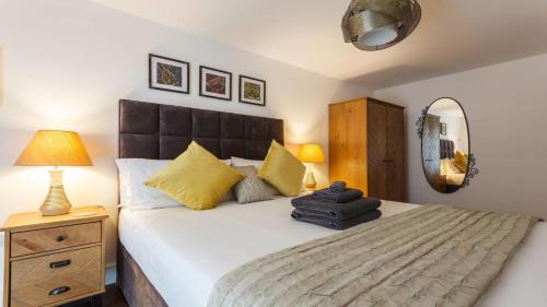 um quarto com uma cama grande e um espelho em Stay@Coast em Bournemouth