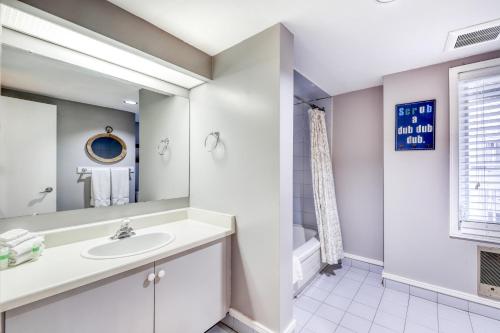 La salle de bains est pourvue d'un lavabo et d'une baignoire. dans l'établissement Cachet Crossing, à Blue Mountains