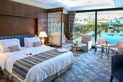 une chambre d'hôtel avec un lit et une piscine dans l'établissement Helnan Landmark Hotel, au Caire