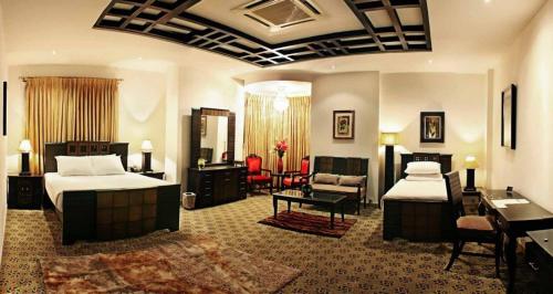 Gujrānwāla的住宿－Marian Hotel，酒店客房带两张床和一个客厅