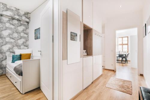 a bedroom with white walls and a bed with a desk at TIP! Modernes Apartment direkt im Herzen Dresdens in Dresden