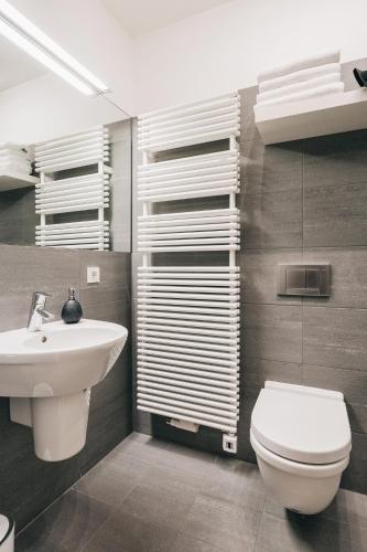 a bathroom with a white sink and a toilet at TIP! Modernes Apartment direkt im Herzen Dresdens in Dresden
