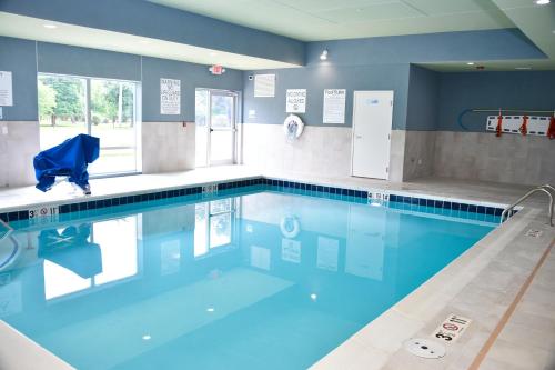 a large swimming pool with blue water at Holiday Inn Express & Suites - Bensenville - O'Hare, an IHG Hotel in Bensenville
