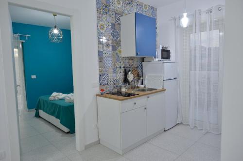 uma cozinha com um lavatório e um frigorífico em Scala dei Turchi Luxury Home em Realmonte