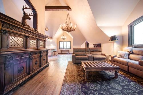 Posezení v ubytování HIGHLANDS CASTLE overlooking Lake George plus 2 other CASTLES & SUITES