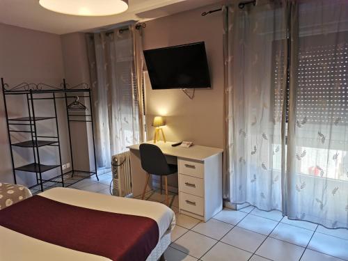 Ένα ή περισσότερα κρεβάτια σε δωμάτιο στο Hotel du Languedoc