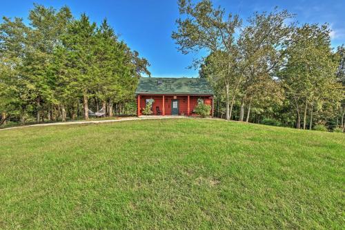 Zahrada ubytování Hillside Cabin on 43 Acres with Private Lake and View!