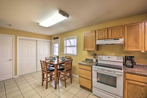 Кухня или мини-кухня в Cute Bohemian Home 25 Mins to Downtown Indy!
