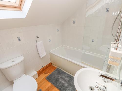 ein weißes Badezimmer mit Toilette und Badewanne in der Unterkunft Little Brook Cottage in Carmarthen