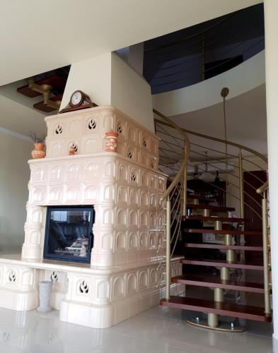 a model of a clock tower in a living room at Berezdtető Vendégház in Cserépfalu
