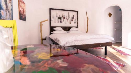 a room with a bed and a glass table at Pensiunea Dealul Verde in Porumbacu de Sus