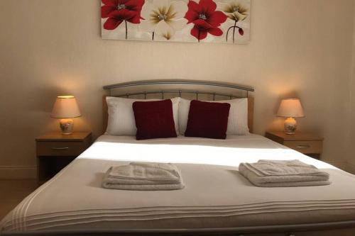 een slaapkamer met een bed met handdoeken erop bij 2 Catherines City Cottage in Perth
