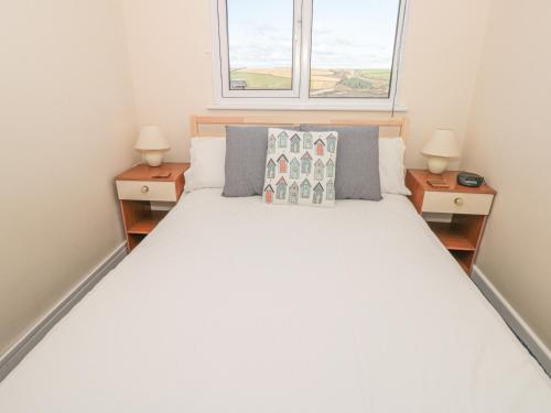 ein Schlafzimmer mit einem großen weißen Bett mit zwei Nachttischen in der Unterkunft 304 Norton Park in Dartmouth