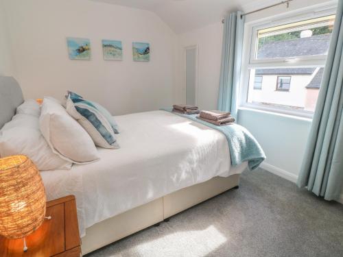 Cama ou camas em um quarto em Riverside Cottage