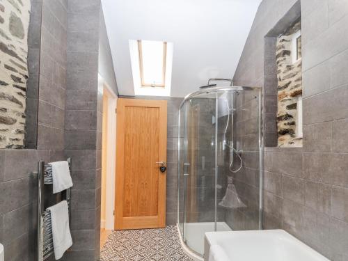 Ένα μπάνιο στο Cut Moch, Plas Moelfre Hall Barns