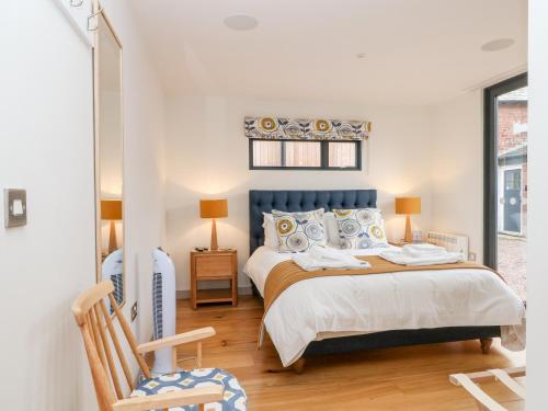 Ένα ή περισσότερα κρεβάτια σε δωμάτιο στο Lakeside Village Lodges & The Potting Shed