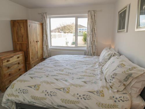 een slaapkamer met een bed en een raam bij The Bungalow at Mill Falls in Great Driffield
