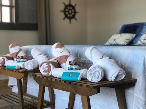 uma fila de toalhas sentadas em mesas em frente a uma cama em Costa Terral Hostel Beach Fun em Matinhos