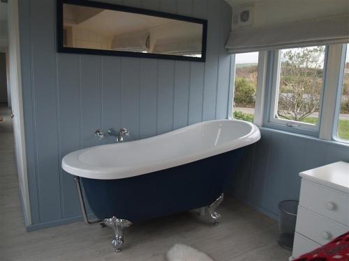 - niebiesko-białą wannę w łazience w obiekcie Clifftop Carriage w mieście Aberporth